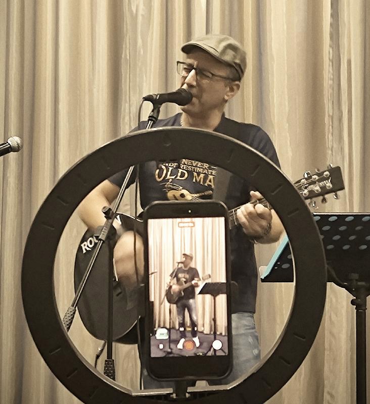 Constantinos (Señor Lowtone)
